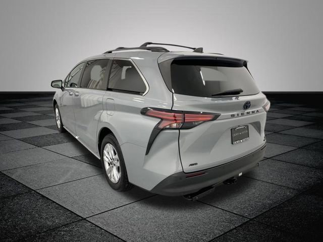 2022 Toyota Sienna XLE Woodland Edition photo 4