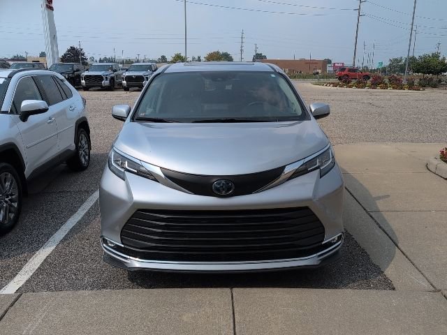 2021 Toyota Sienna XLE photo 2
