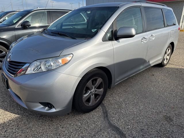 2012 Toyota Sienna LE photo 2