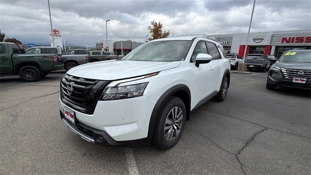 2025 Nissan Pathfinder SL's photo