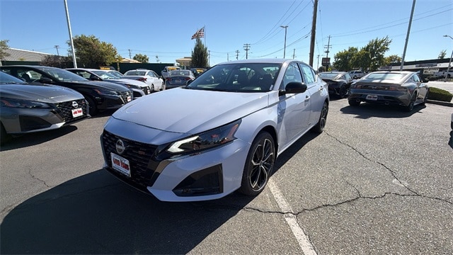 2025 Nissan Altima SR's photo