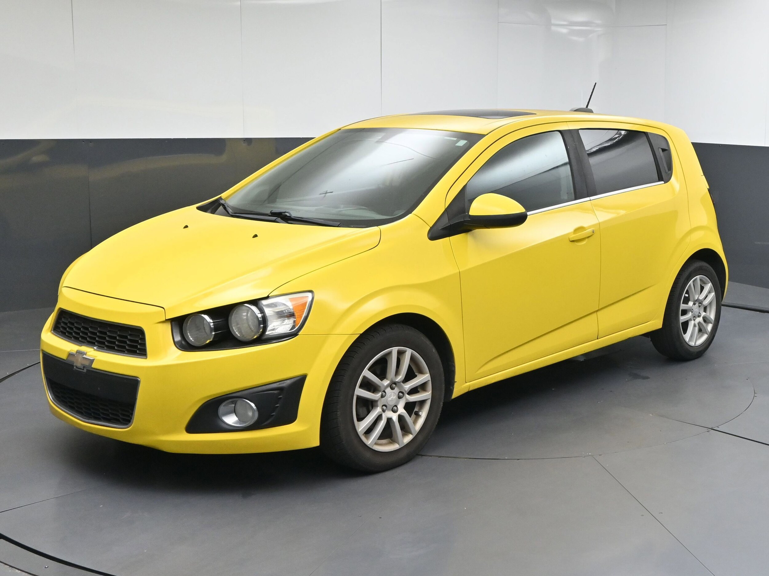 2016 Chevrolet Sonic LT photo 4