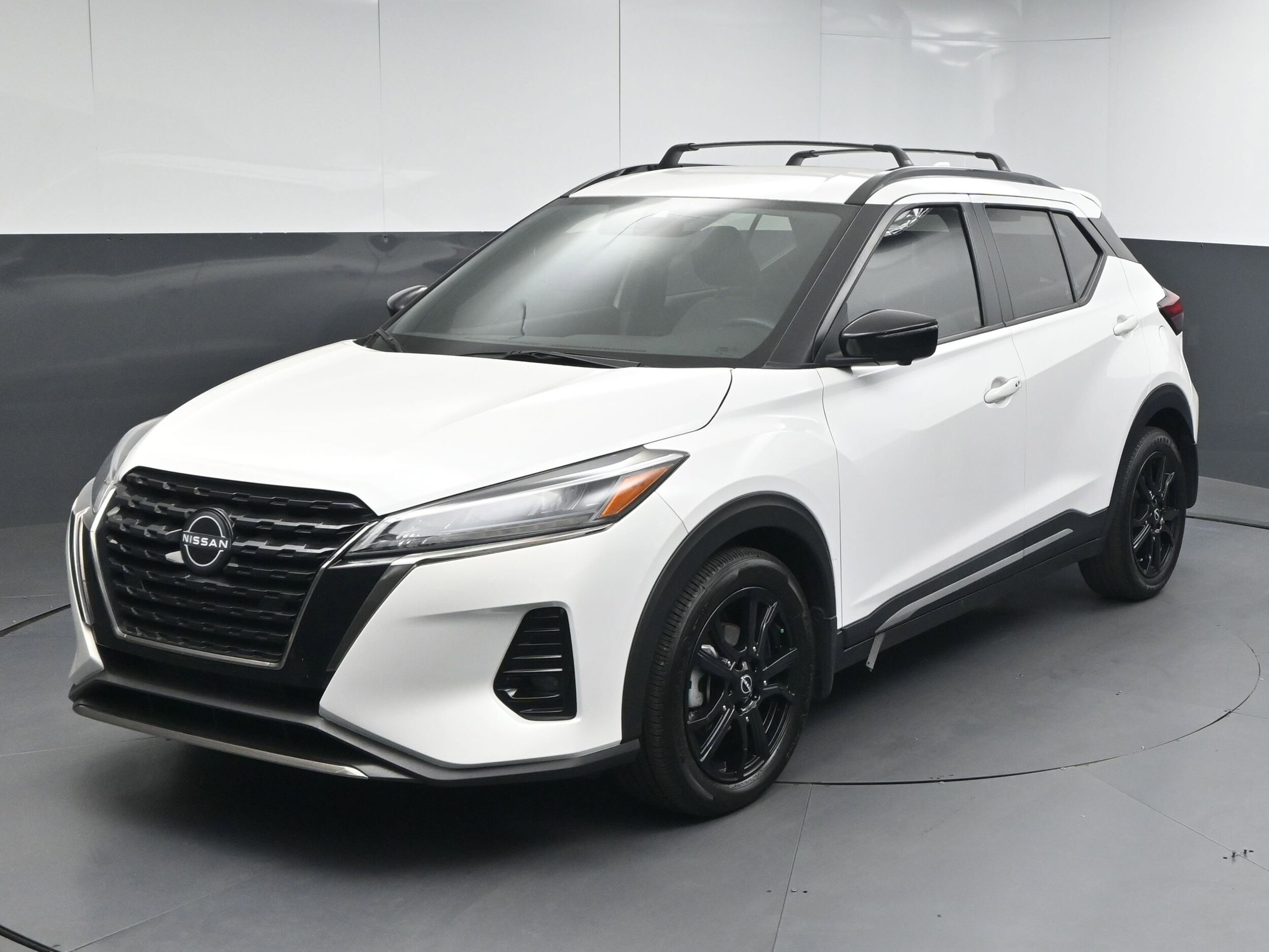 2023 Nissan Kicks SR photo 4