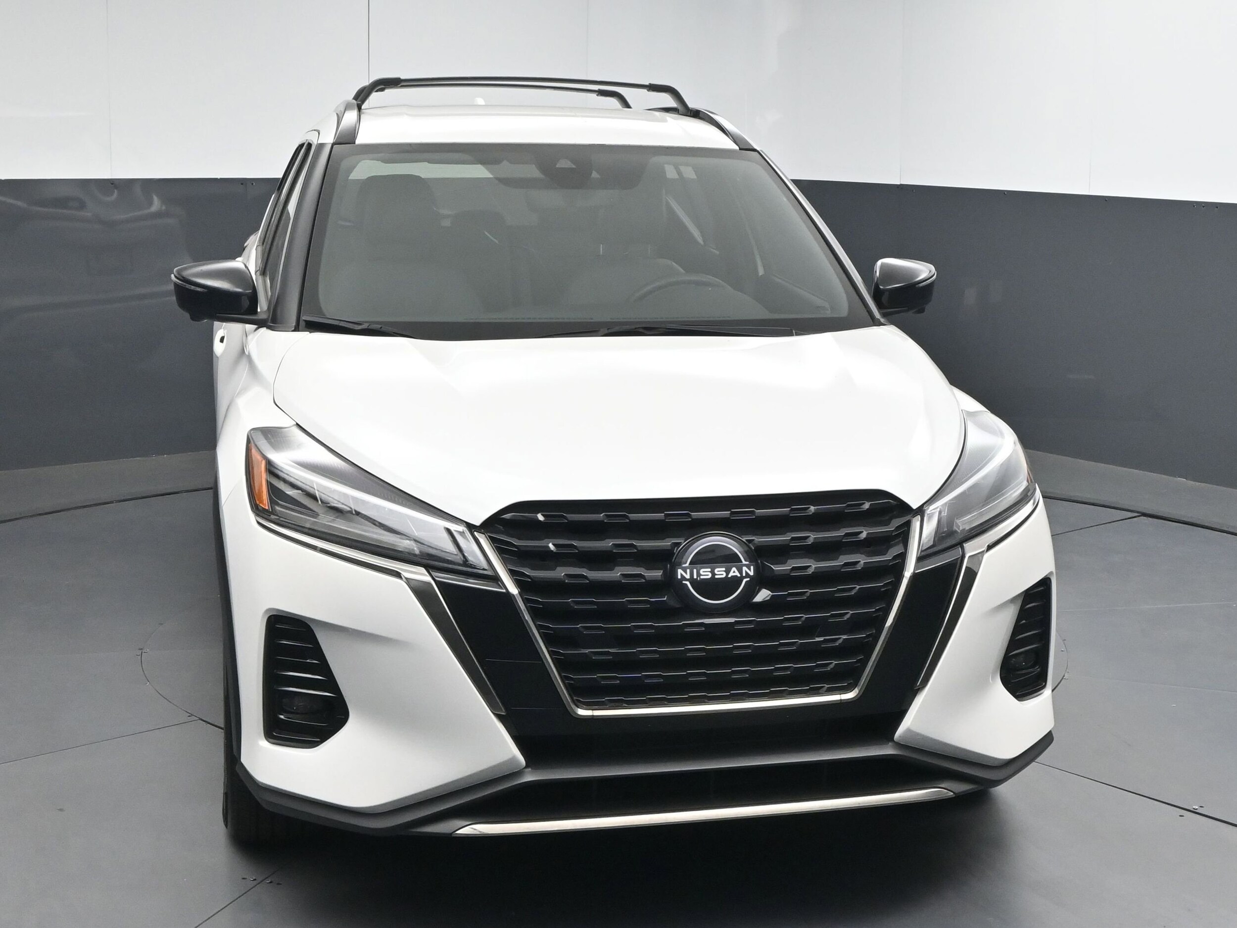 2023 Nissan Kicks SR photo 2