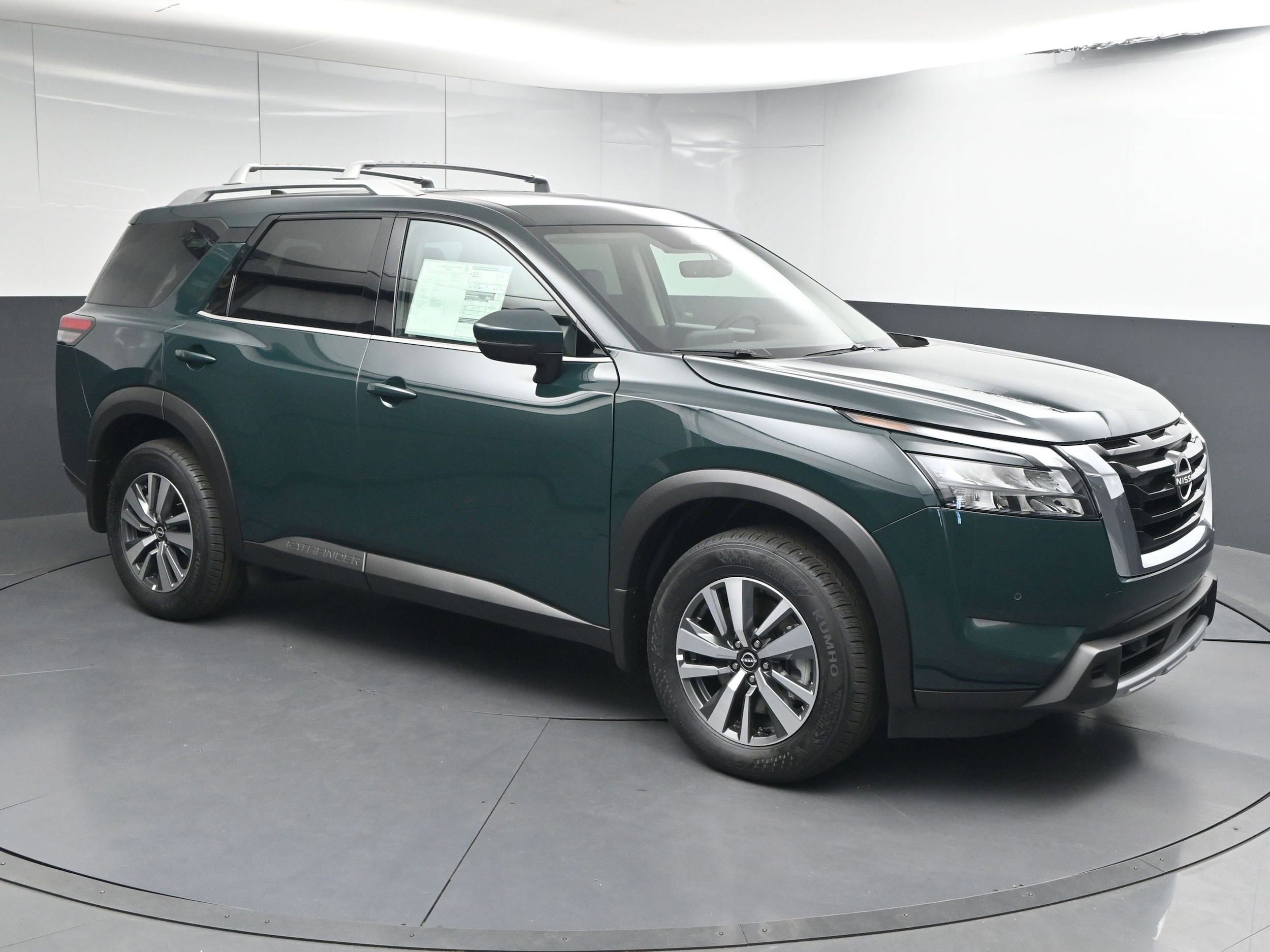 2025 Nissan Pathfinder SL's photo