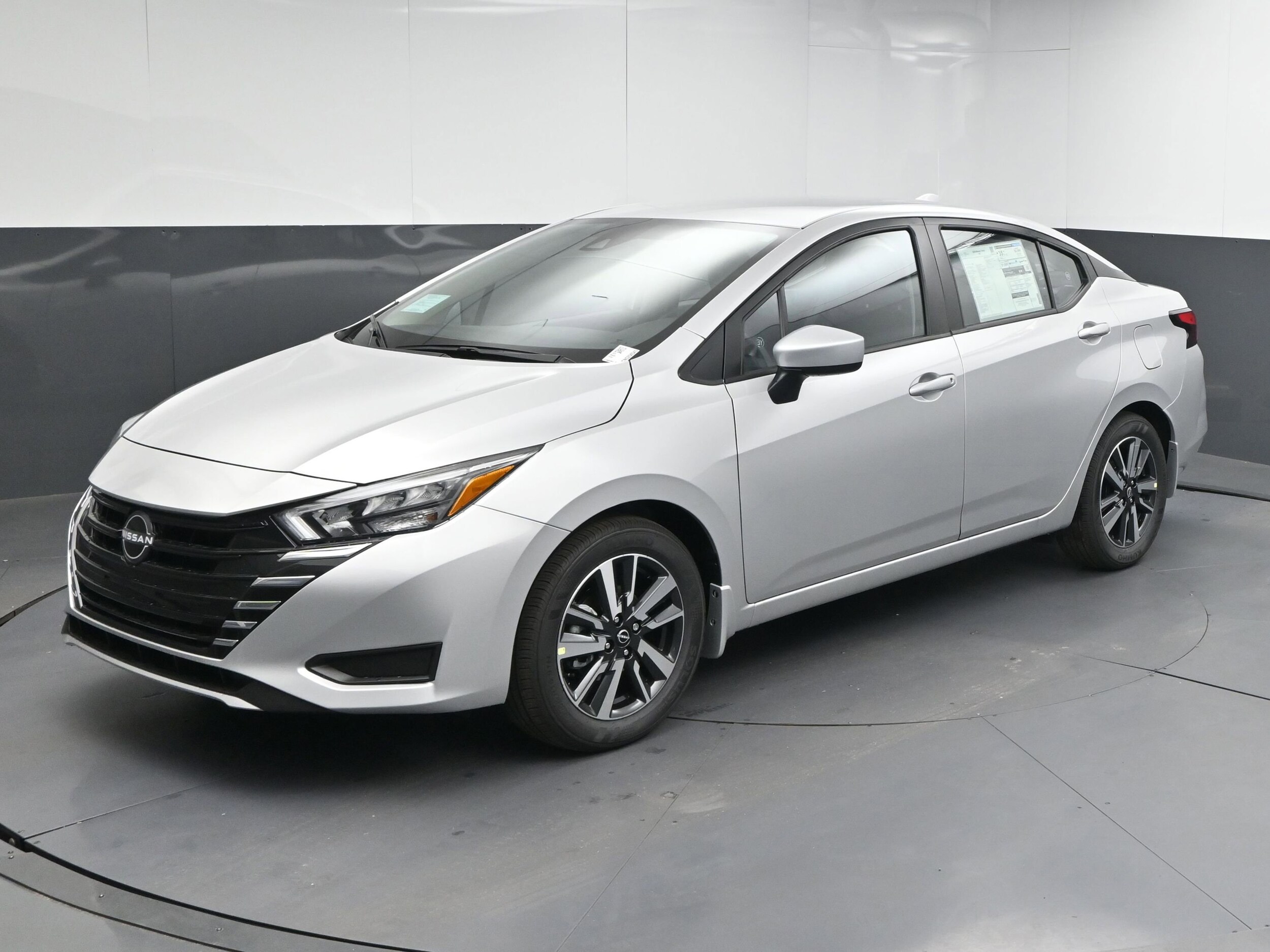 2025 Nissan Versa SV photo 4