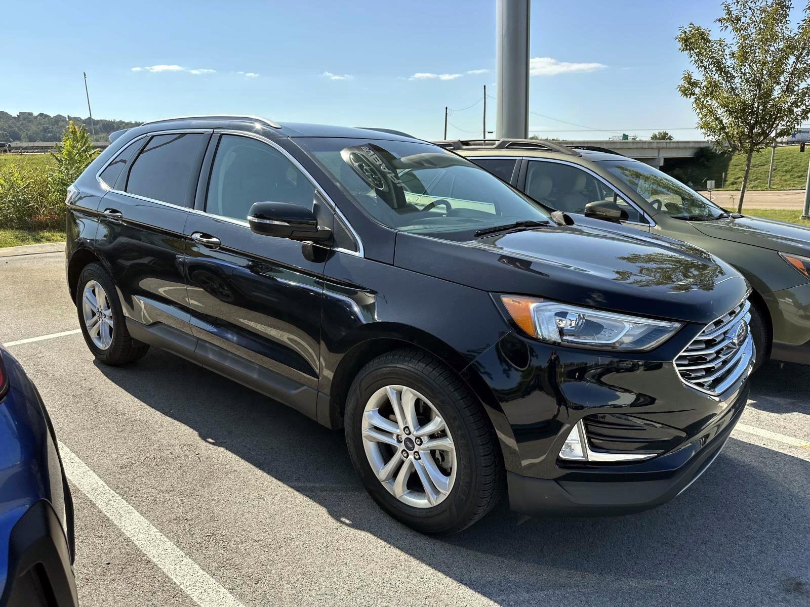 2019 Ford Edge SEL photo 3