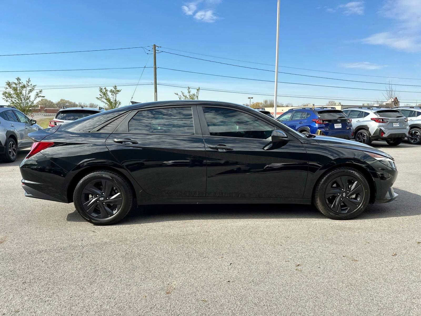 2022 Hyundai Elantra SEL Convenience photo 3