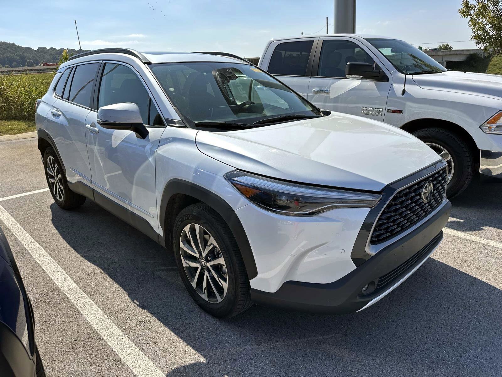 2022 Toyota Corolla Cross XLE photo 3