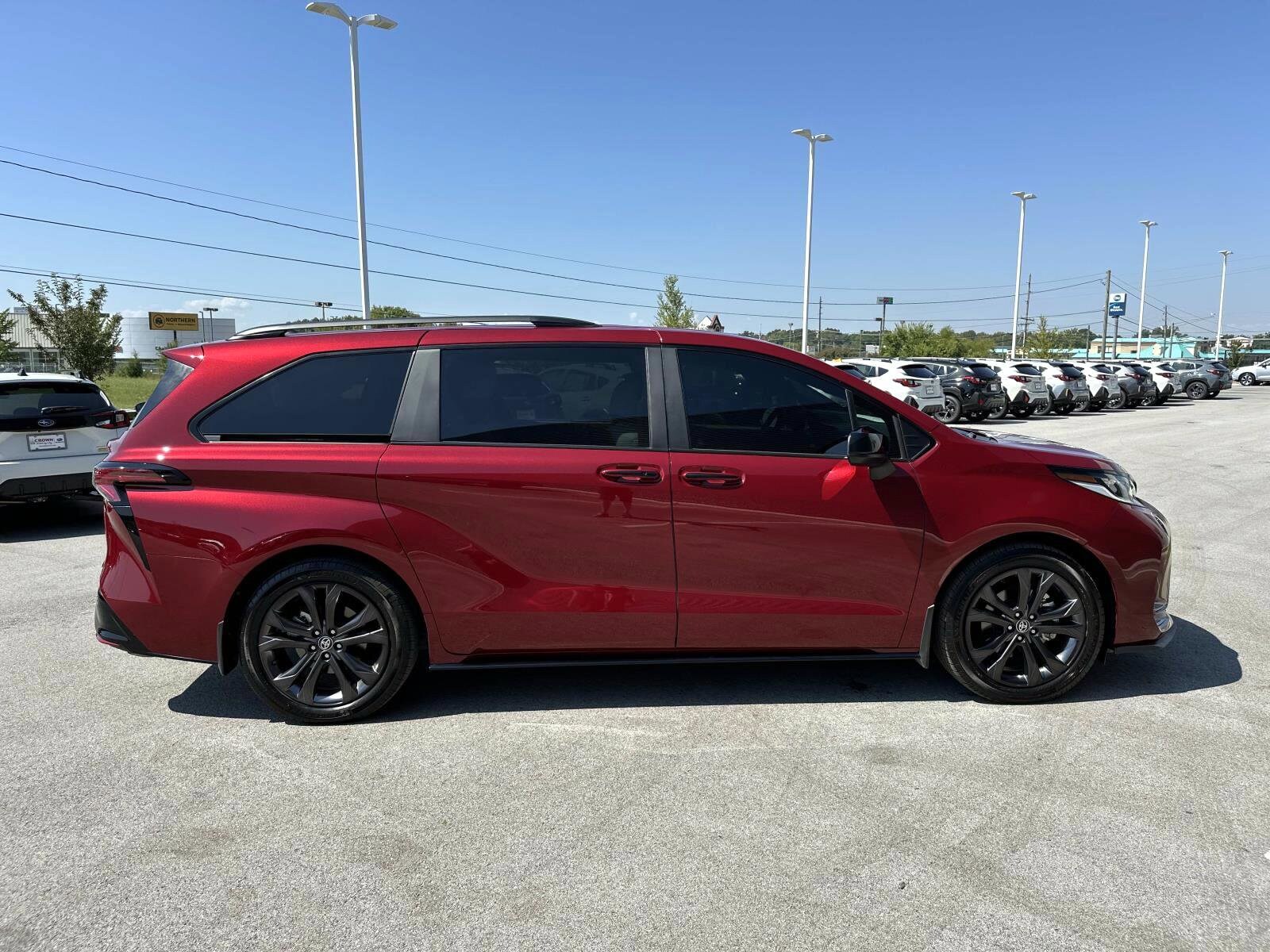 2025 Toyota Sienna XSE photo 3