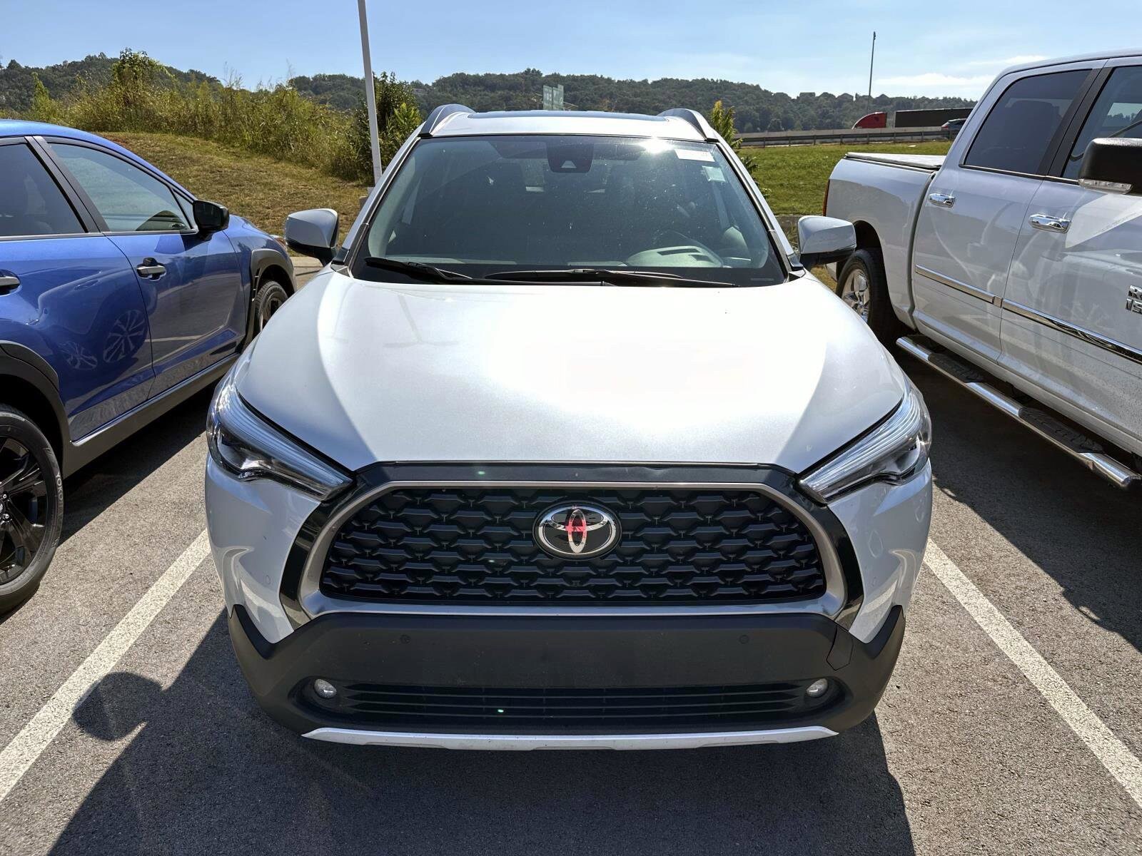 2022 Toyota Corolla Cross XLE photo 2