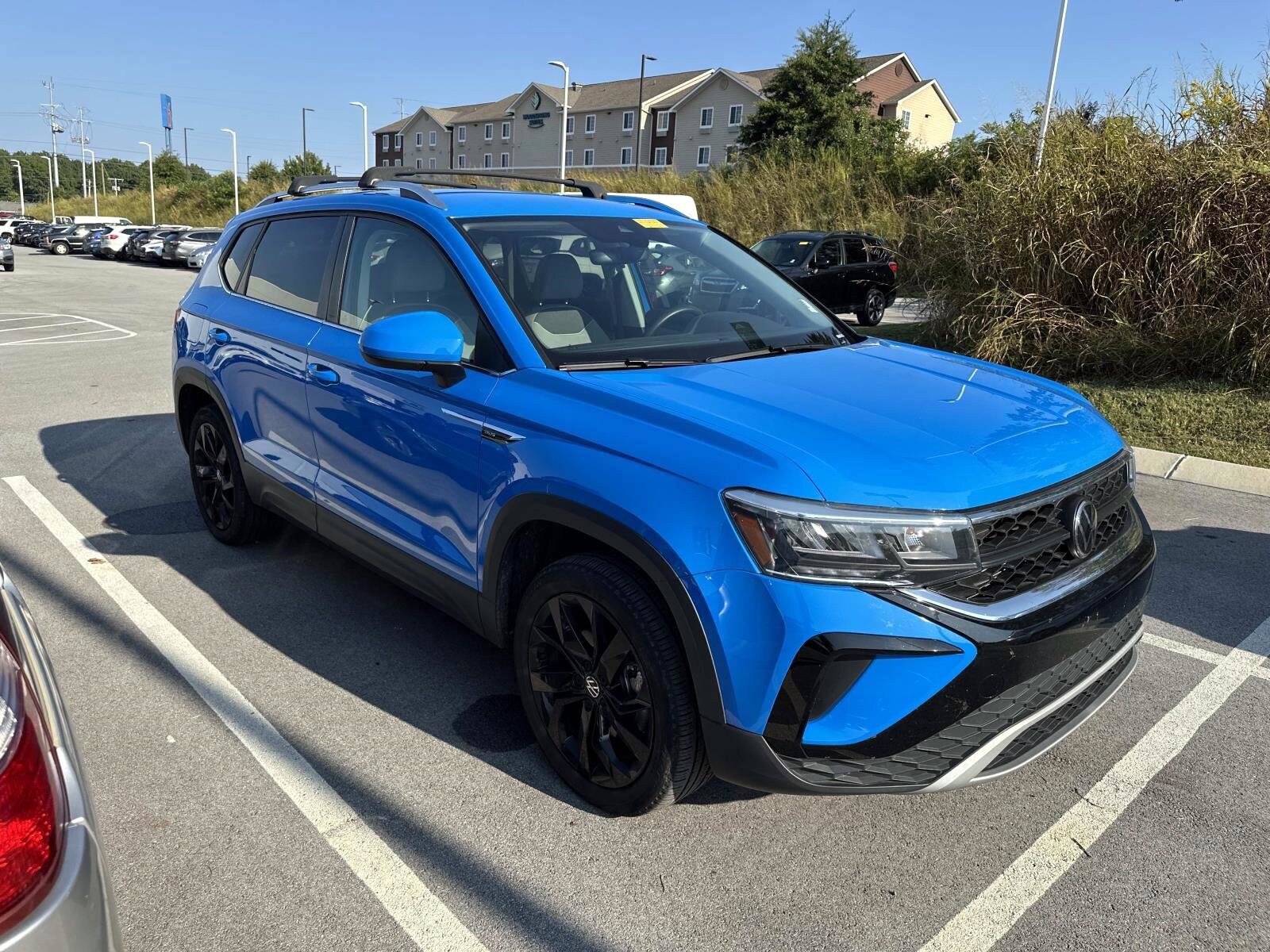 2023 Volkswagen Taos SE photo 3