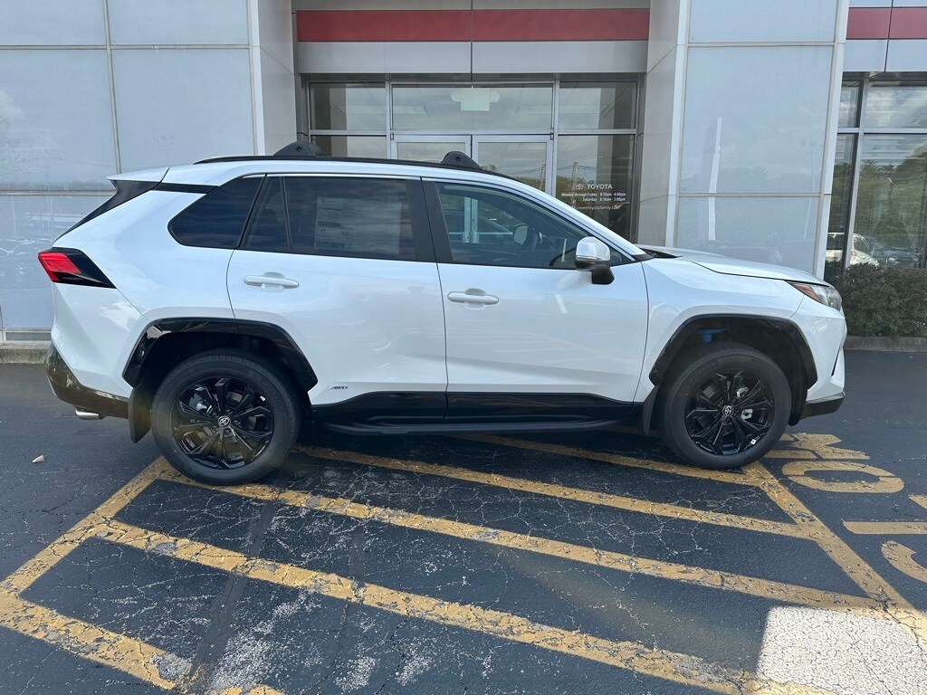 2025 Toyota RAV4 Hybrid SE photo 4