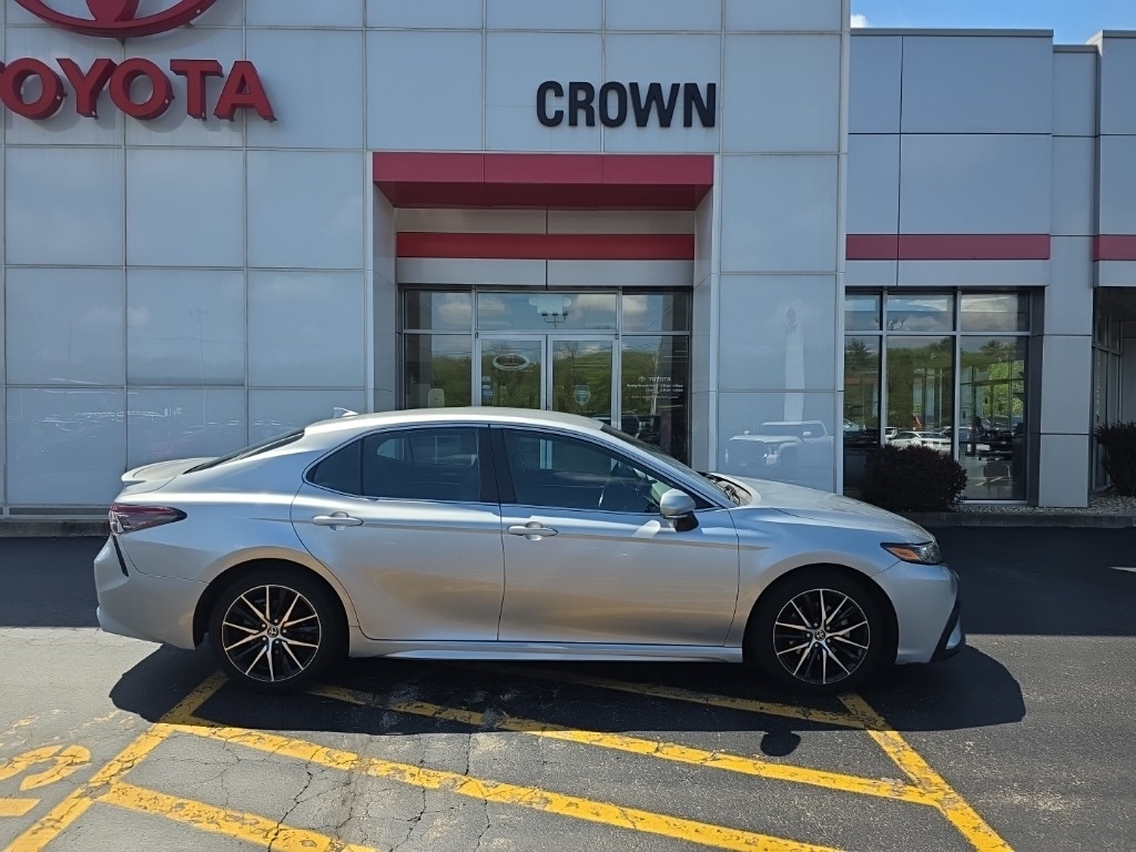 Used 2022 Toyota Camry SE with VIN 4T1G11AK7NU698345 for sale in Decatur, IL