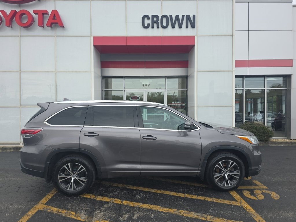Used 2016 Toyota Highlander XLE with VIN 5TDJKRFHXGS504093 for sale in Decatur, IL