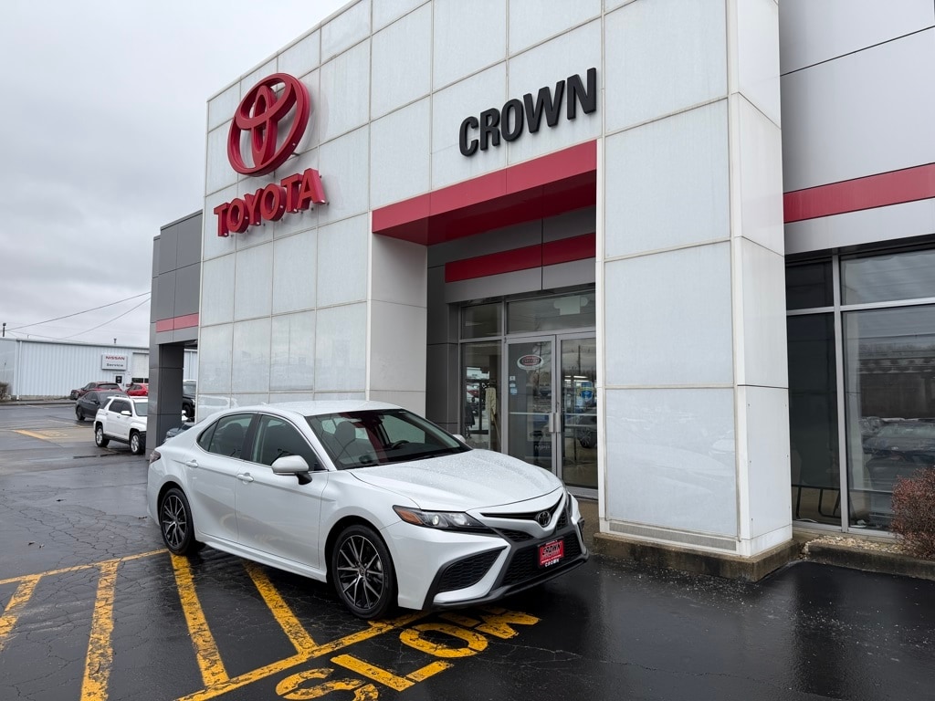 2024 Toyota Camry SE's photo