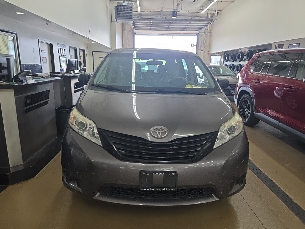 2014 Toyota Sienna L photo 2