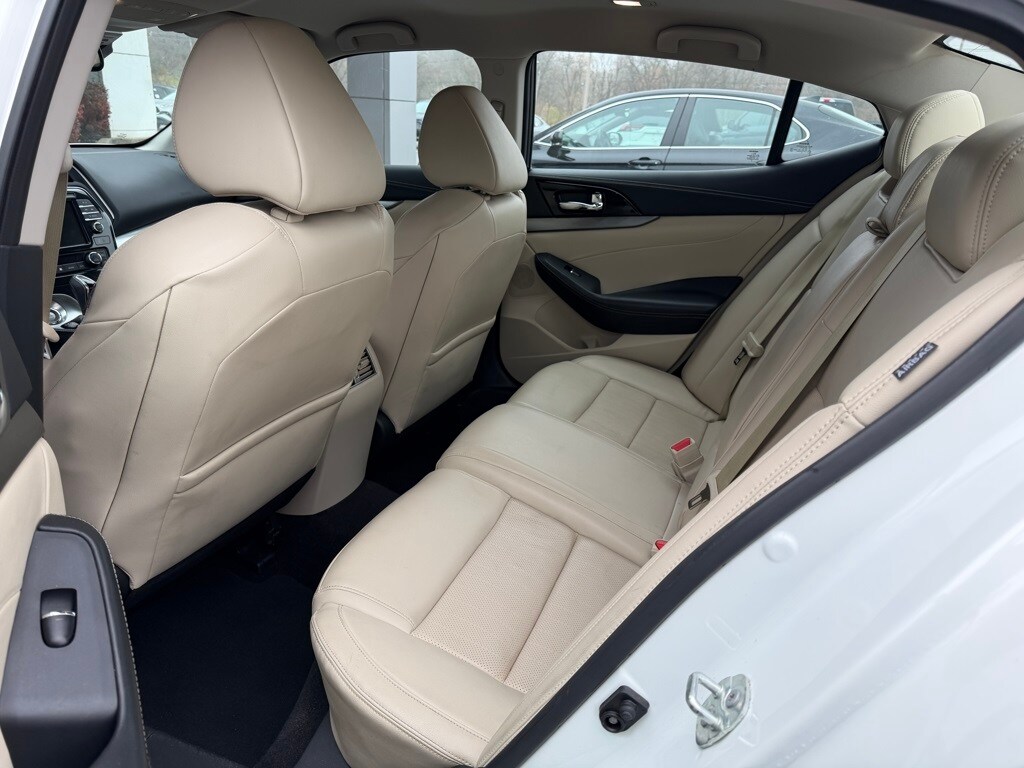 2023 Nissan Maxima SV photo 3