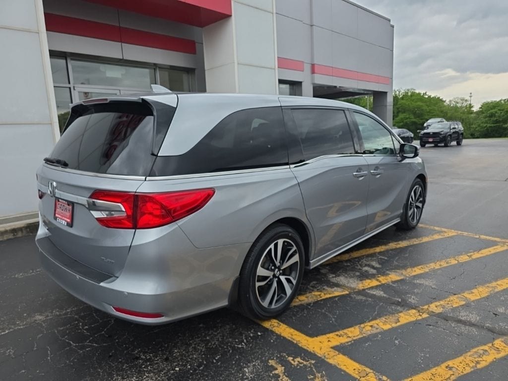 View vehicle photo 3