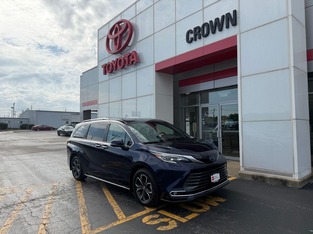 2025 Toyota Sienna Platinum 7-Passenger Hybrid AWD's photo