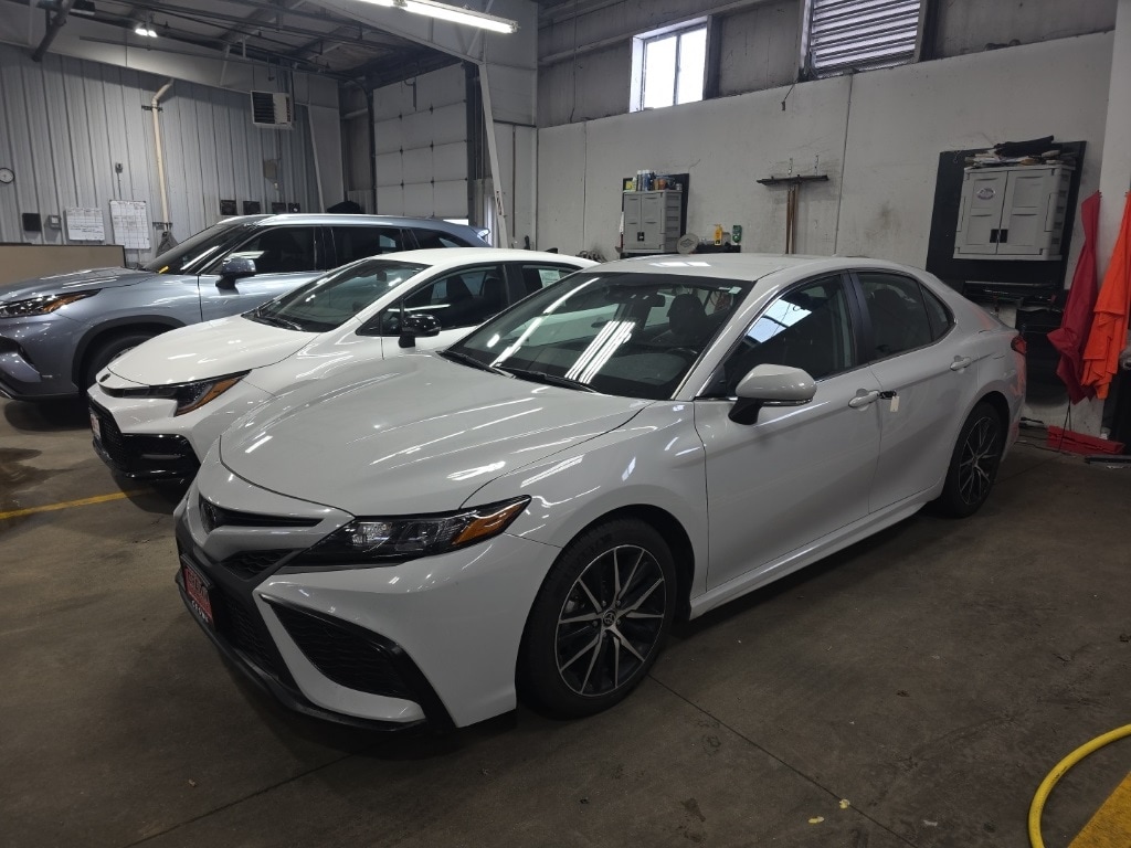 2023 Toyota Camry SE's photo