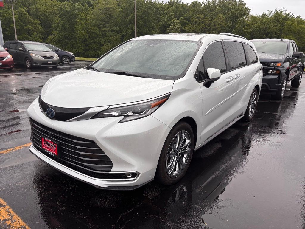 2022 Toyota Sienna Platinum 7-Passenger Hybrid FWD's photo