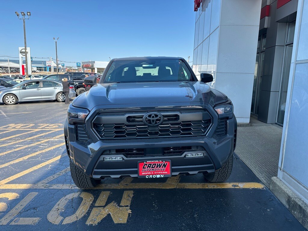 2025 Toyota Tacoma TRD photo 2