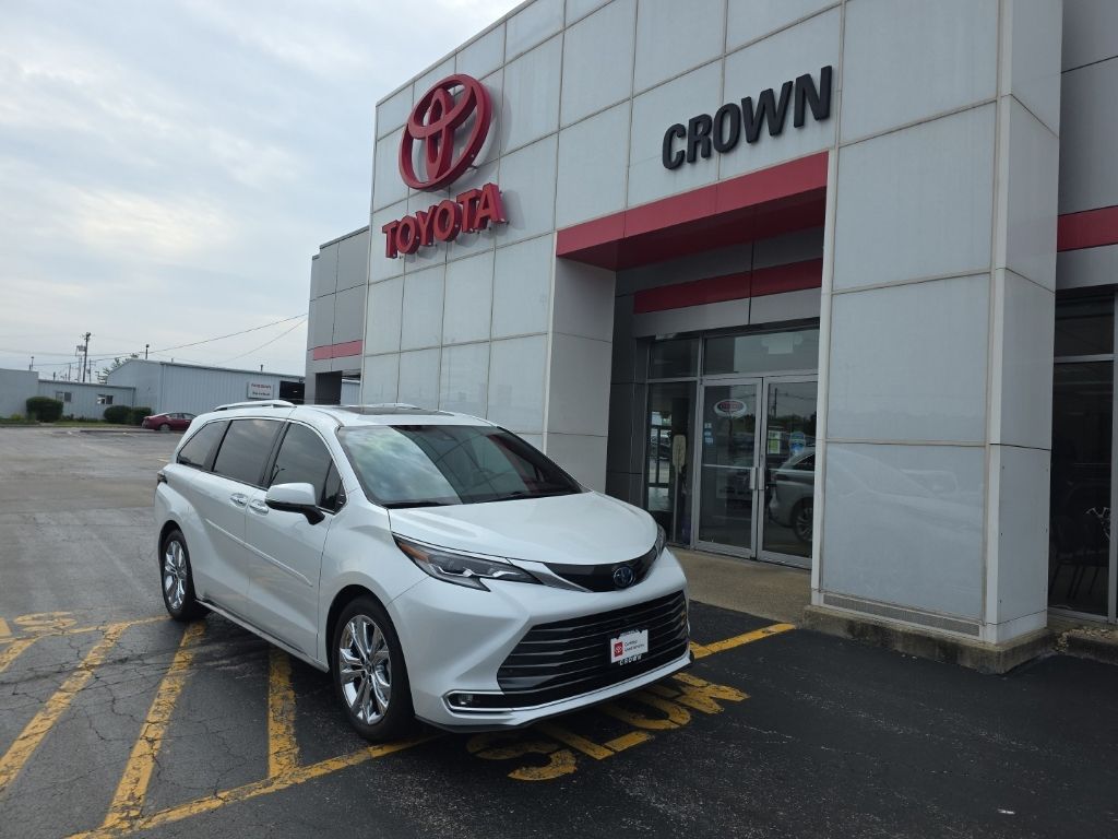 2022 Toyota Sienna Platinum 7-Passenger Hybrid FWD's photo