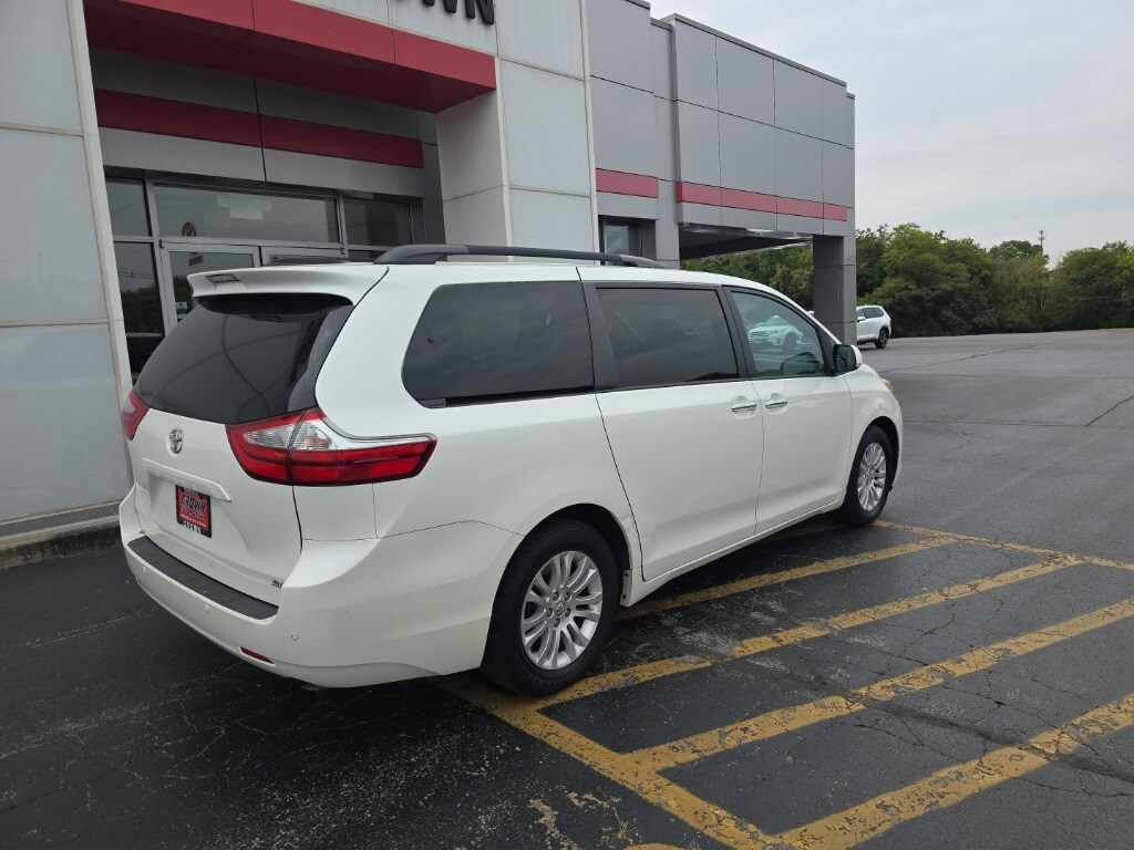 2017 Toyota Sienna Limited XLE Premium photo 3