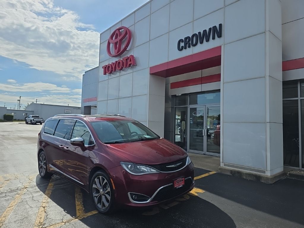 2017 Chrysler Pacifica Limited's photo