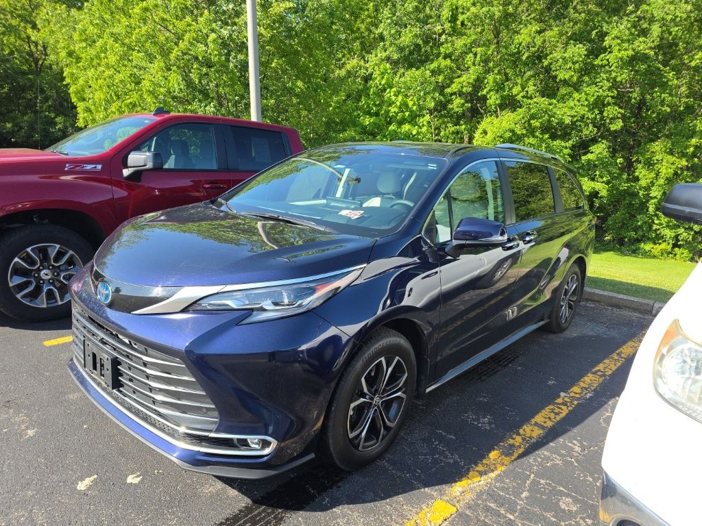 2025 Toyota Sienna Platinum 7-Passenger Hybrid AWD's photo