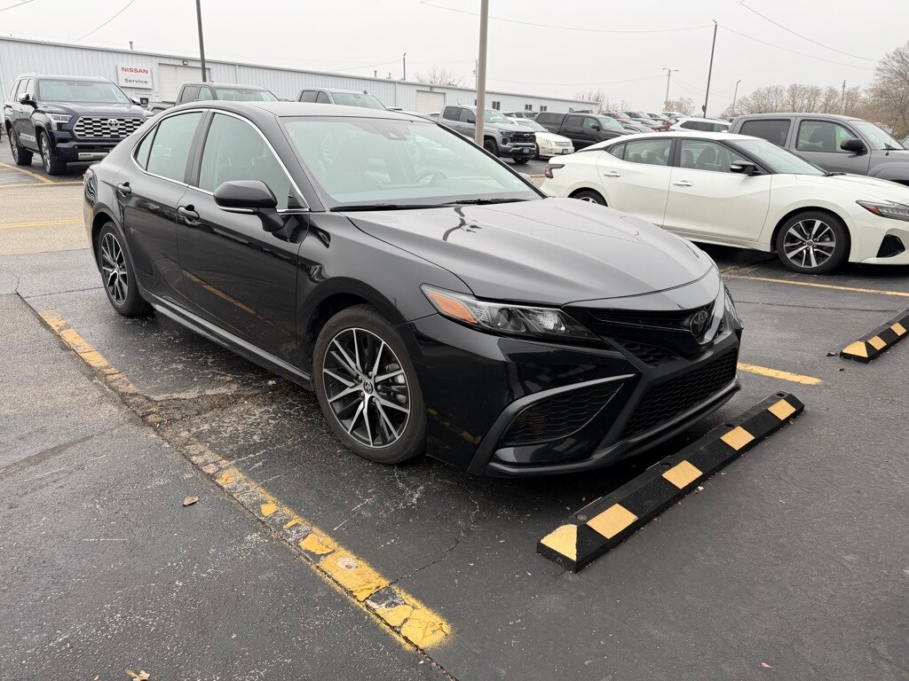2023 Toyota Camry SE photo 3