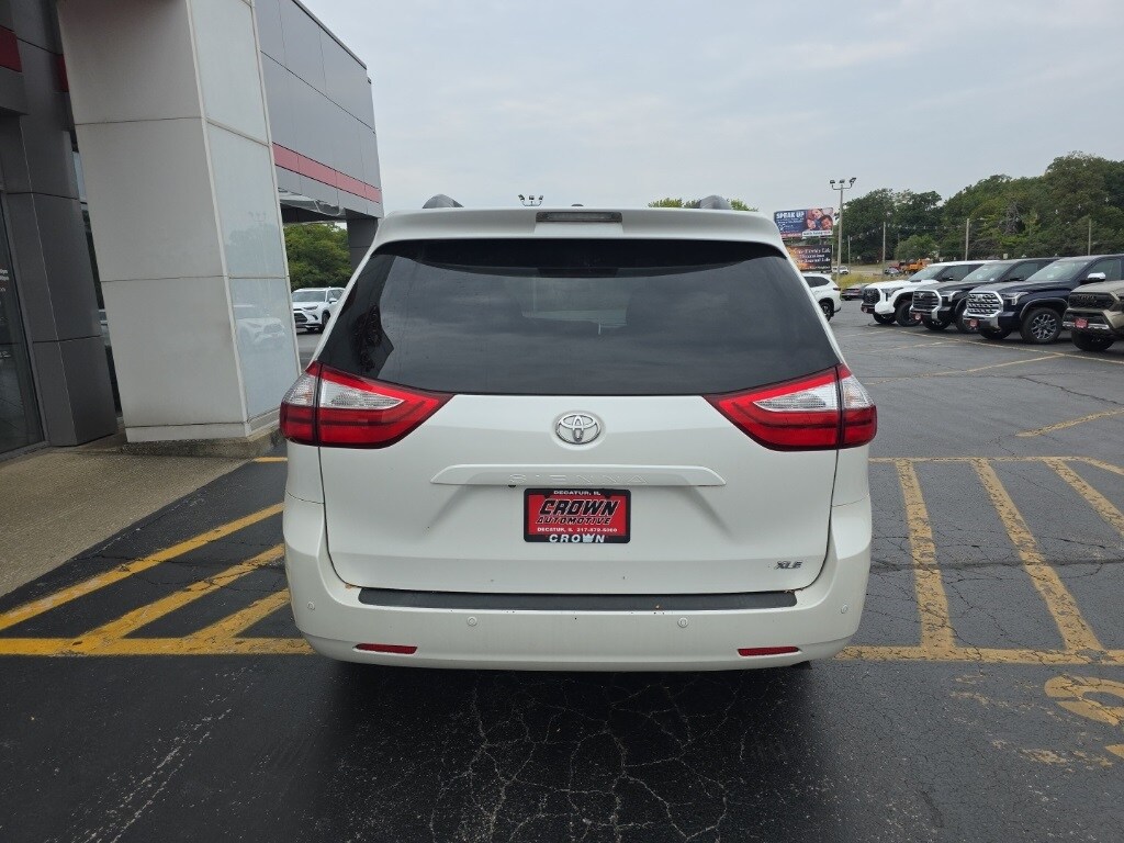 2017 Toyota Sienna Limited XLE Premium photo 4