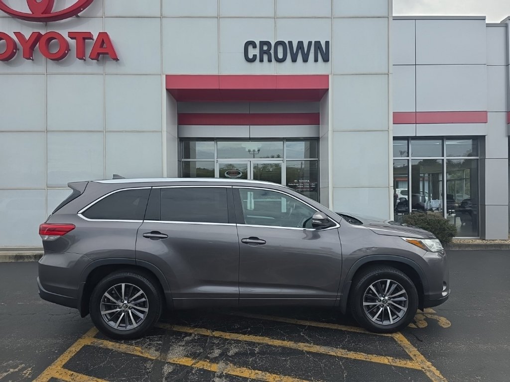 Used 2017 Toyota Highlander XLE with VIN 5TDJZRFH5HS512020 for sale in Decatur, IL