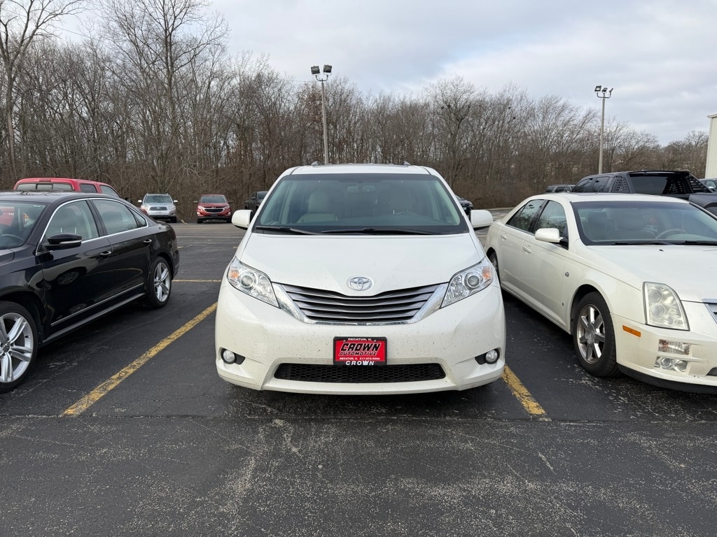 2017 Toyota Sienna XLE's photo