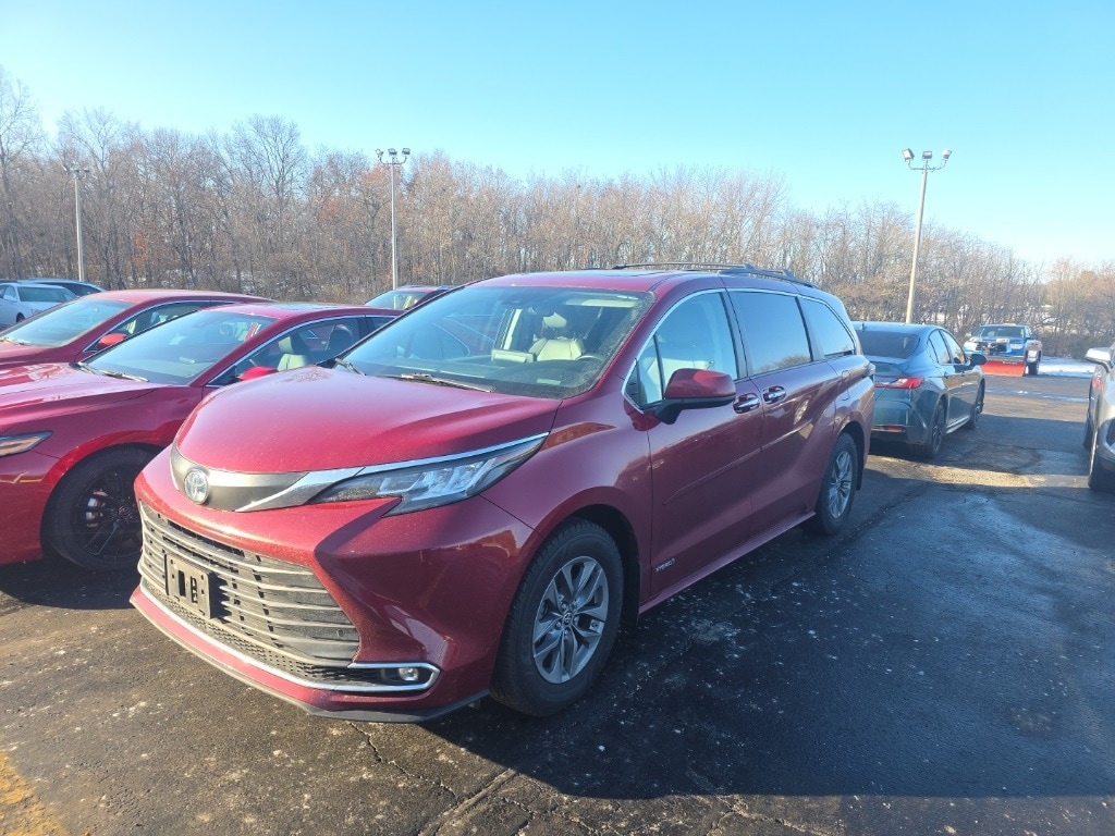 2021 Toyota Sienna XLE's photo