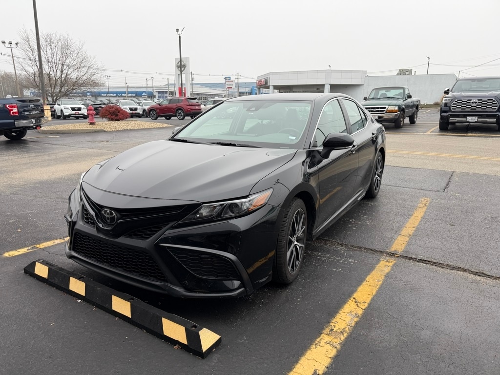 2023 Toyota Camry SE's photo