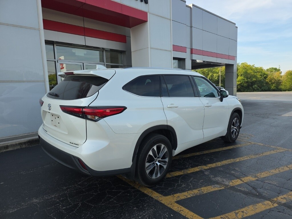 2021 Toyota Highlander XLE photo 2