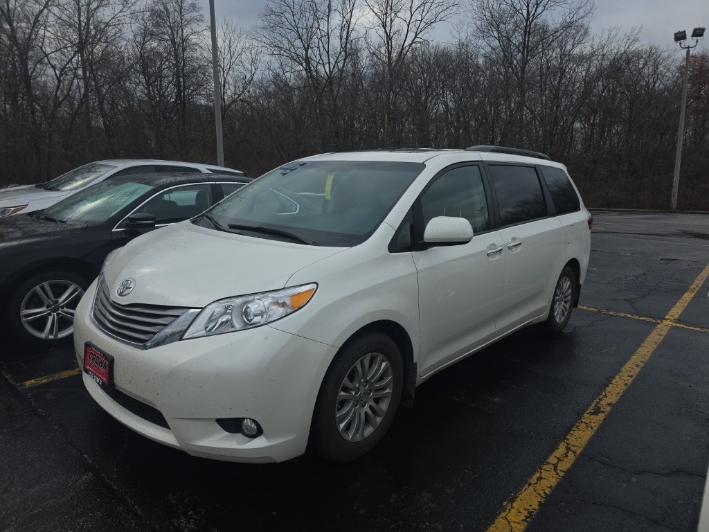 2017 Toyota Sienna XLE's photo