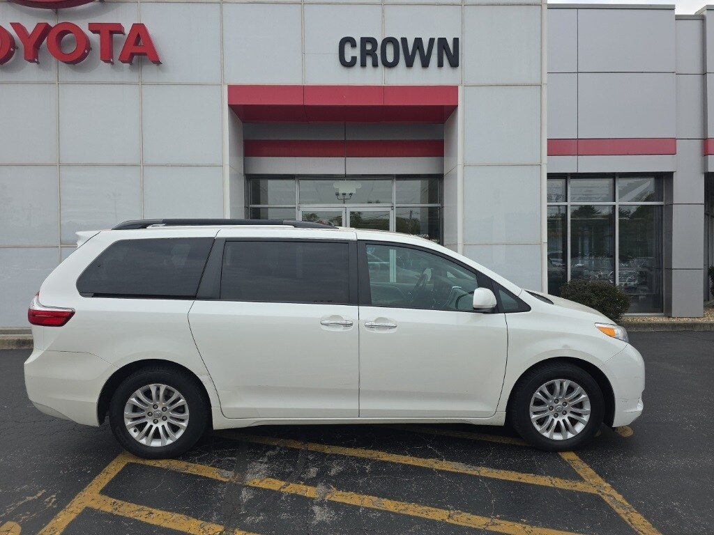 2017 Toyota Sienna Limited XLE Premium photo 2