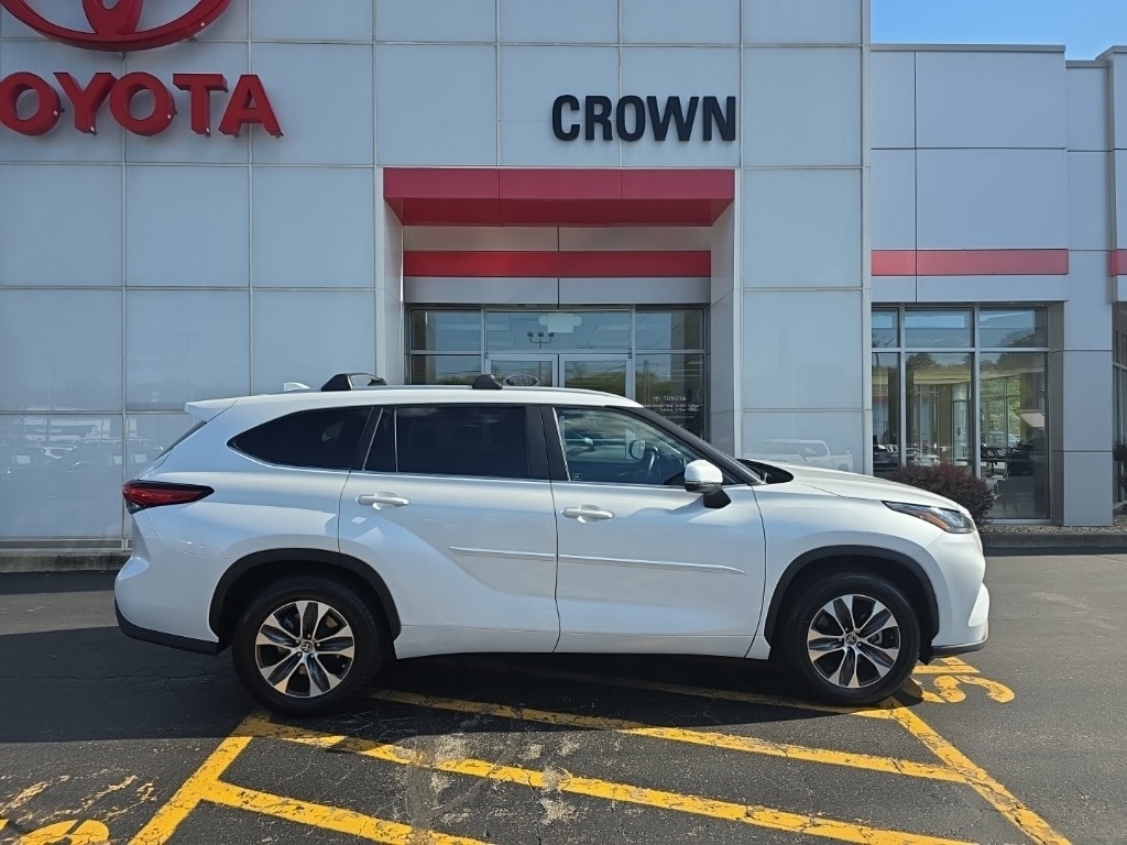 Used 2023 Toyota Highlander XLE with VIN 5TDKDRAH0PS038728 for sale in Decatur, IL