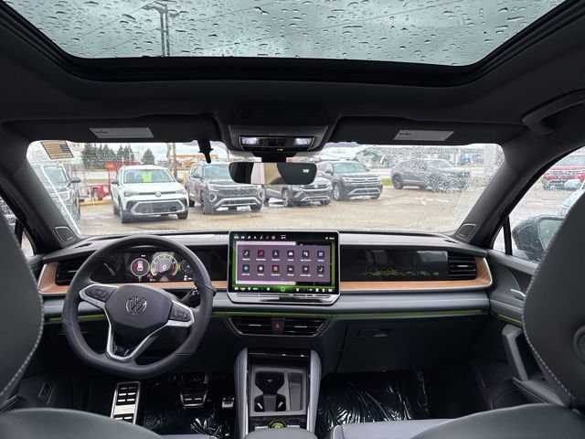 2026 Volkswagen Tiguan SEL R-Line photo 4