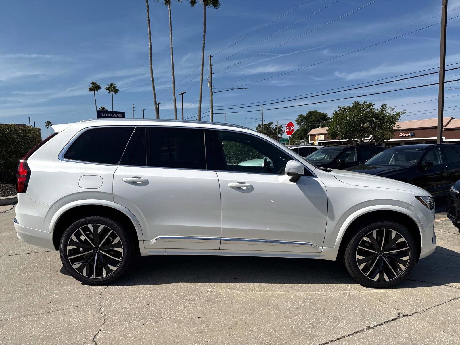 2025 Volvo XC90 Core photo 3