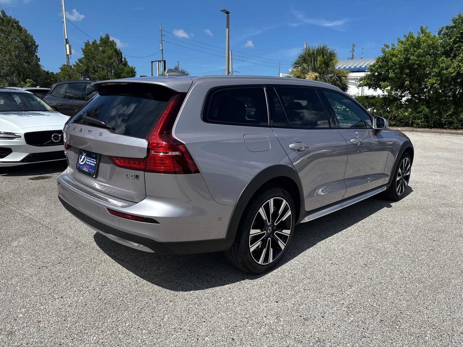 2026 Volvo V60 Cross Country B5 photo 3