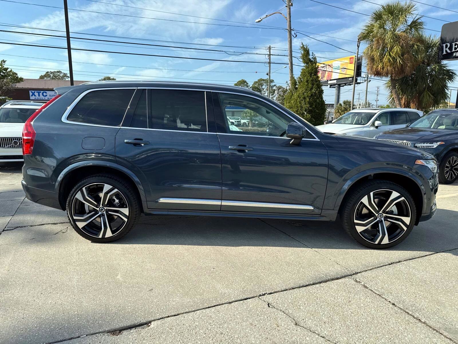 2025 Volvo XC90 B5 photo 3