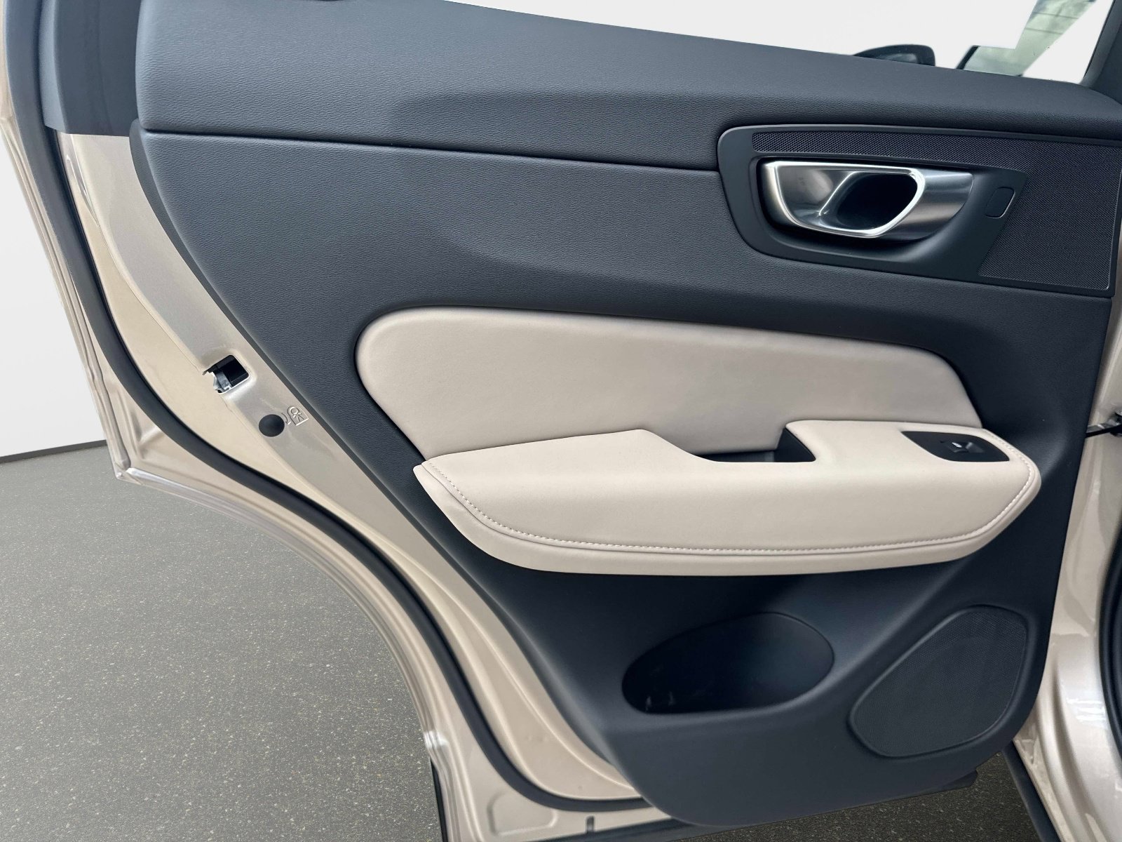 2026 Volvo XC60 Plus - Photo 11