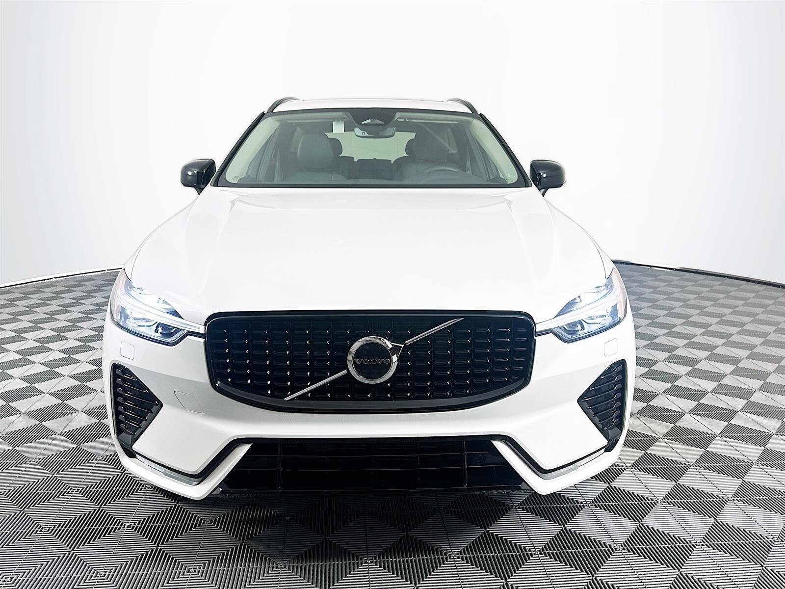 2025 Volvo XC60 B5 Core photo 2