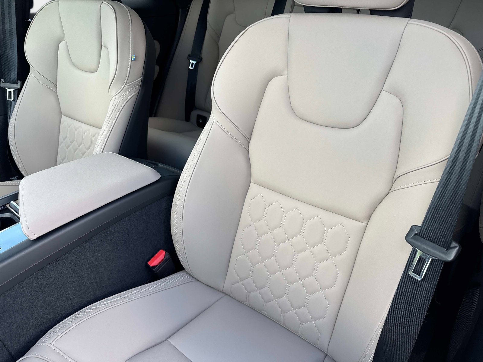2026 Volvo XC60 Plus - Photo 17