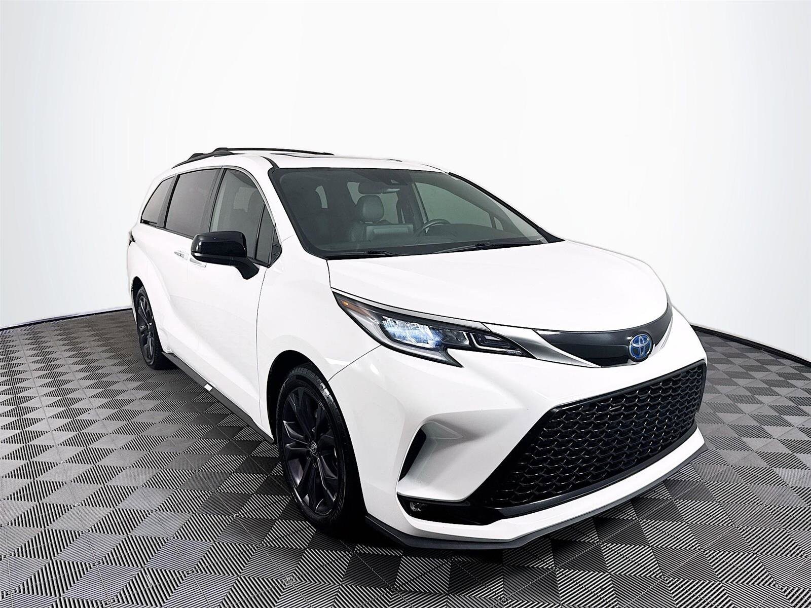 2023 Toyota Sienna XSE photo 3