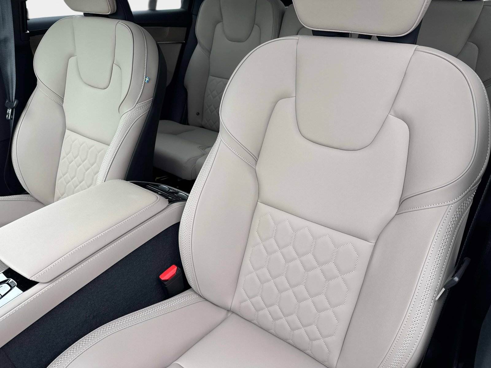 2026 Volvo XC90 Plus - Photo 17